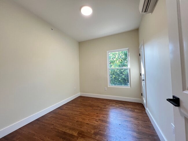 Unit 4 - 44 Van Nostrand Ave Unit 4