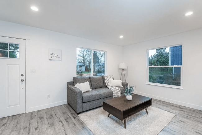 Photo - 1018 E 56th St