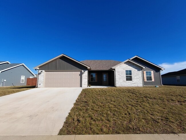 Building Photo - Beautiful home close to post