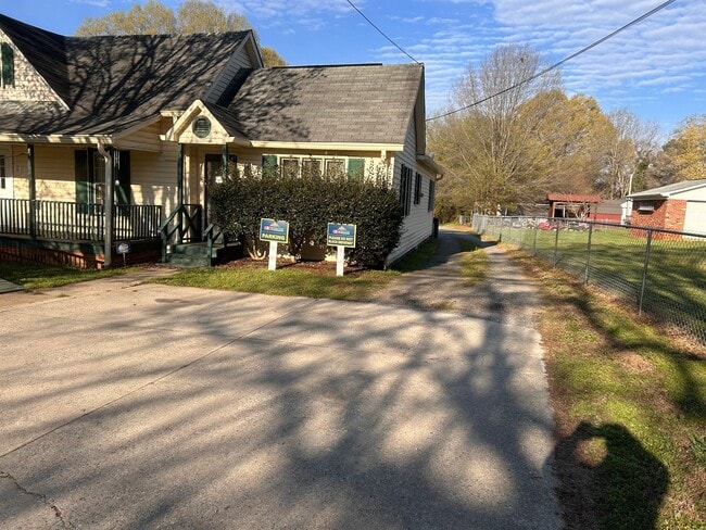 Building Photo - 547 N Oakland Ave