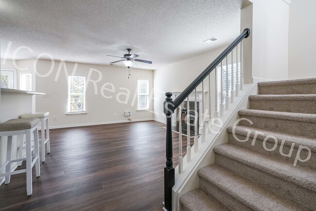 Photo - 2/2.5 end unit townhome in Woodstock