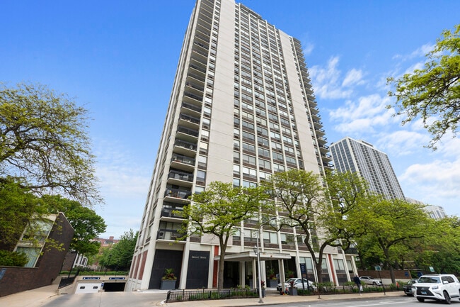 Photo - 1455 N Sandburg Ter Unidad #1604 Rental