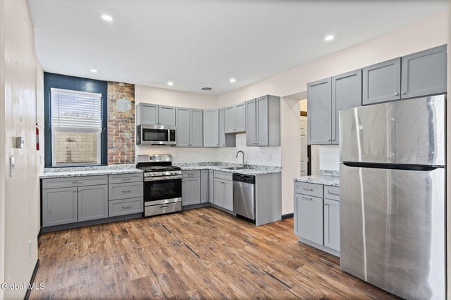 Building Photo - 821 23rd St Unit 2nd Floor