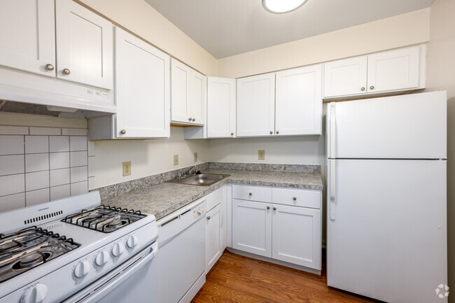 1BR, 1BA - 720SF - Kitchen - Rock Creek Woods