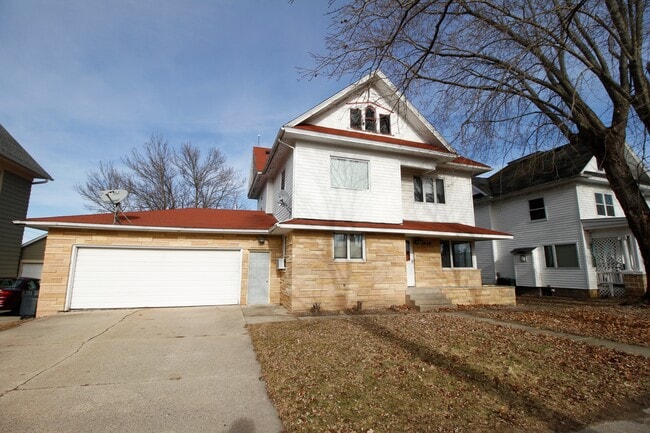 Frente - 1050 Cedar St