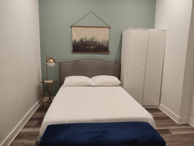 Building Photo - 2020 R. Saint-Denis Unit 202