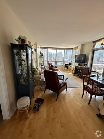 Building Photo - 330 W Grand Ave Unit 1701 Rental