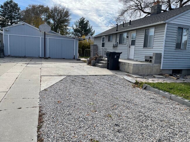 Parte trasera de la casa/autopista grande/garaje para 2 automóviles - 55 Roosevelt Ave