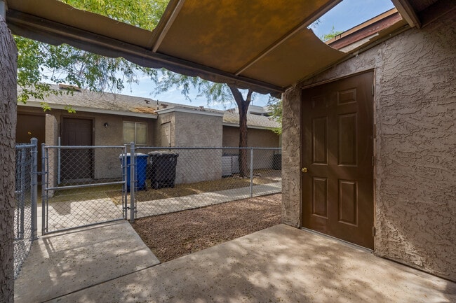 Has new awning - 1314 W 3rd St Unit 1