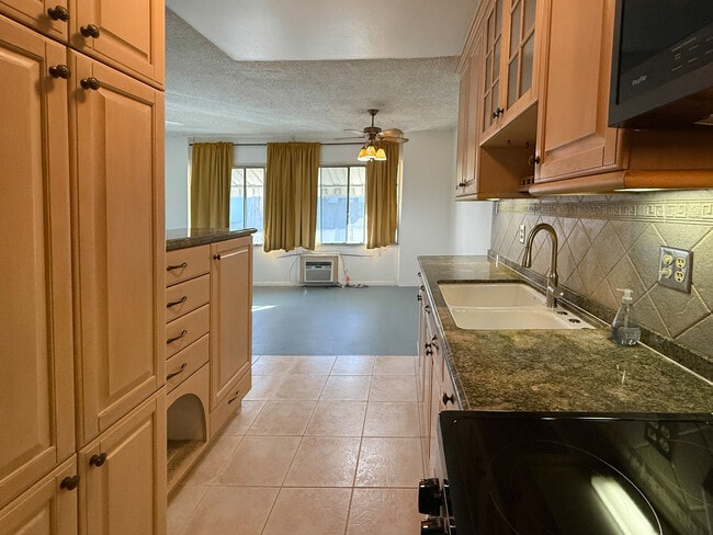 Building Photo - 250 Linden Ave Unit 208