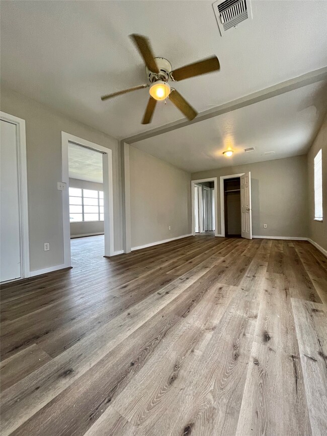 Photo - 327 W 7th St
