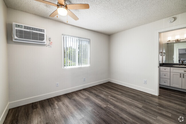 1BR, 1BA, Den - 630SF - Den