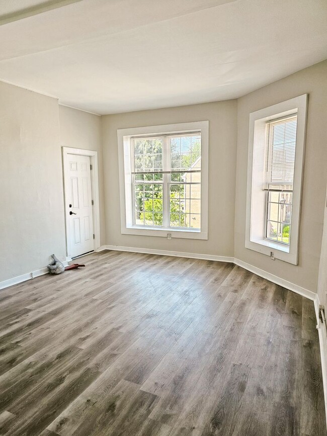 Building Photo - Central Ave Unit 3 - Premium