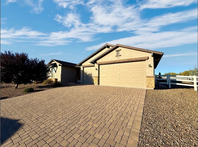 Building Photo - Gorgeous home in Chino Valley