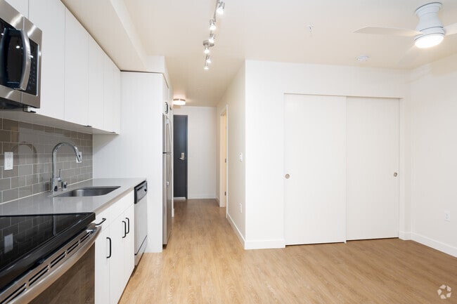 Studio, 1BR - 437SF