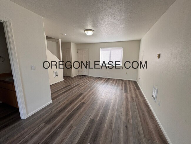 Photo - Newly remodeled 3 bedroom townhouse in Springfield Unidad 270 s 41st place #1