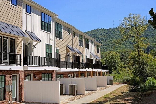 Dog-Friendly End-Unit Apartment - Dog-Friendly End-Unit Apartment Unit Mary Jackson Ct 5055  B