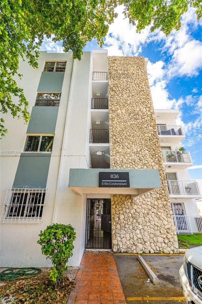Building Photo - 836 SW 1st St Unit 102 Rental