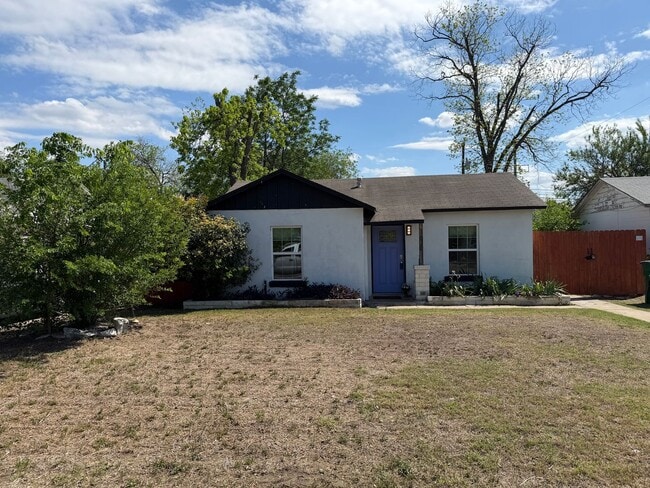 Building Photo - Charming 2 Bed / 1 Bath – Newly Remodeled with Bonus Space!