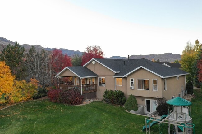 Beautiful home with 3 car garage and overs... - Beautiful home with 3 car garage and overs...