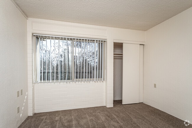 2BR, 1BA - 926SF