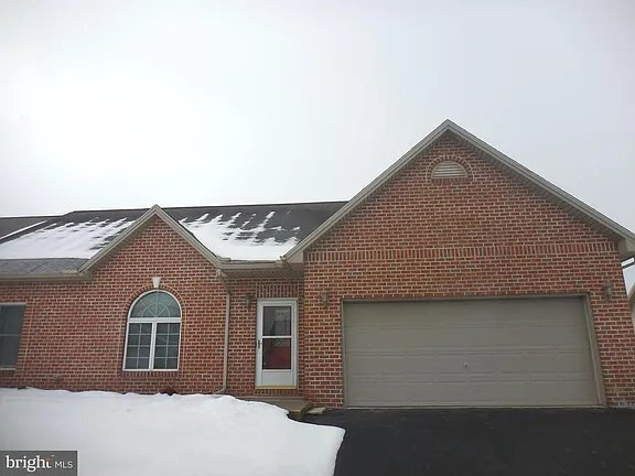 Building Photo - 52 Hickory St