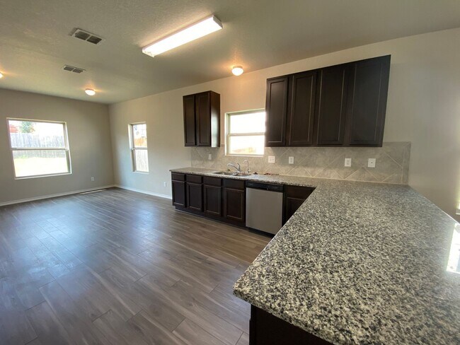 Photo - Spacious 4 Bedroom ~ Convenient to JBSA Ra...