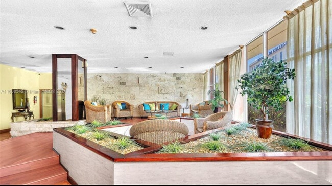 Photo - 4675 W 18th Ct Unidad 1009