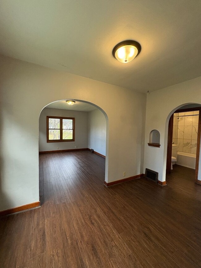 Building Photo - 3 Bed, 1 Bath - House for rent! NO APPLICA...