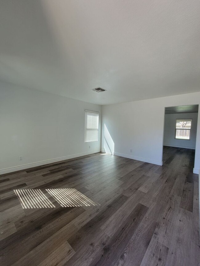 Photo - 4 Bedroom 2 Bathroom Home Close to Shopping and Restaurants!!
