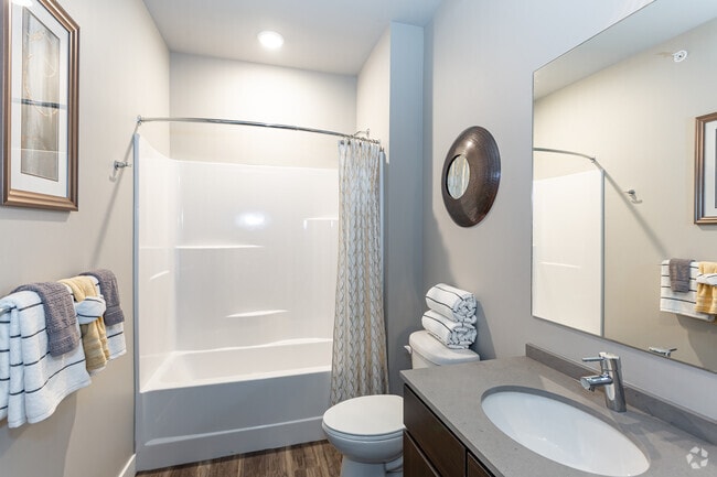 2BR, 2BA - 1053 SF - 5300 Centre