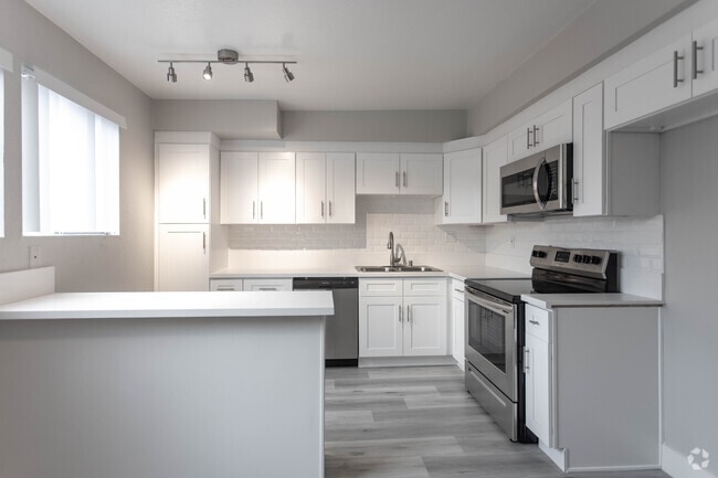 2BR, 2BA-1016 SF
