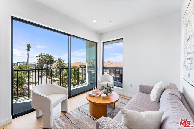 Building Photo - 904 S New Hampshire Ave Unit 301