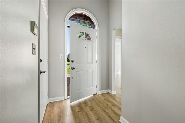 Photo - 535 Pantherburn Cir S