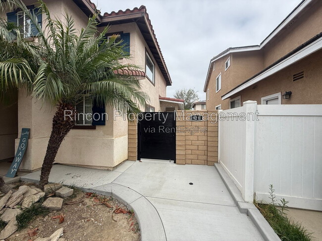 Building Photo - 921 Aurora Dr