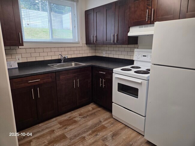 Photo - 2808A 14 St NW