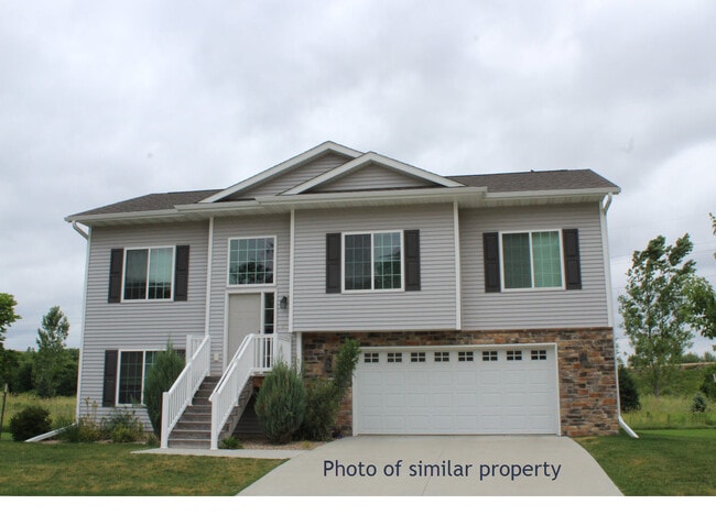 Building Photo - 4 Bedroom, 3 bath close to University