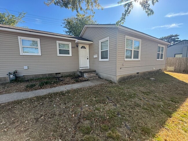 Building Photo - 3 Bedroom Near 21st & Yale!