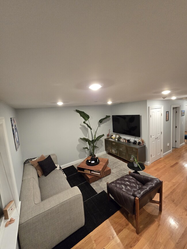 Building Photo - 216 E Eagle St Unit 7