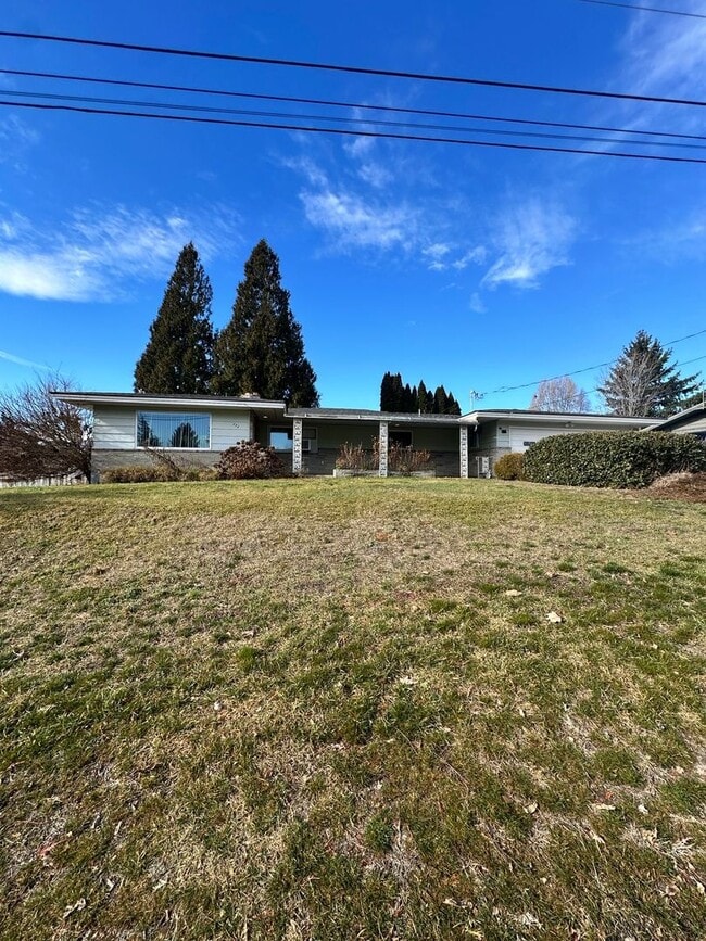 Building Photo - Charming 3-Bedroom Home with Large Yard & Ideal Multi-Generational Living Setup