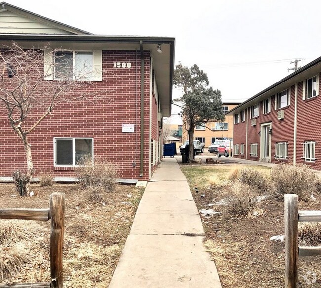 Building Photo - Updated 1 bed, 1 bath Apartment in Aurora! Unit 203