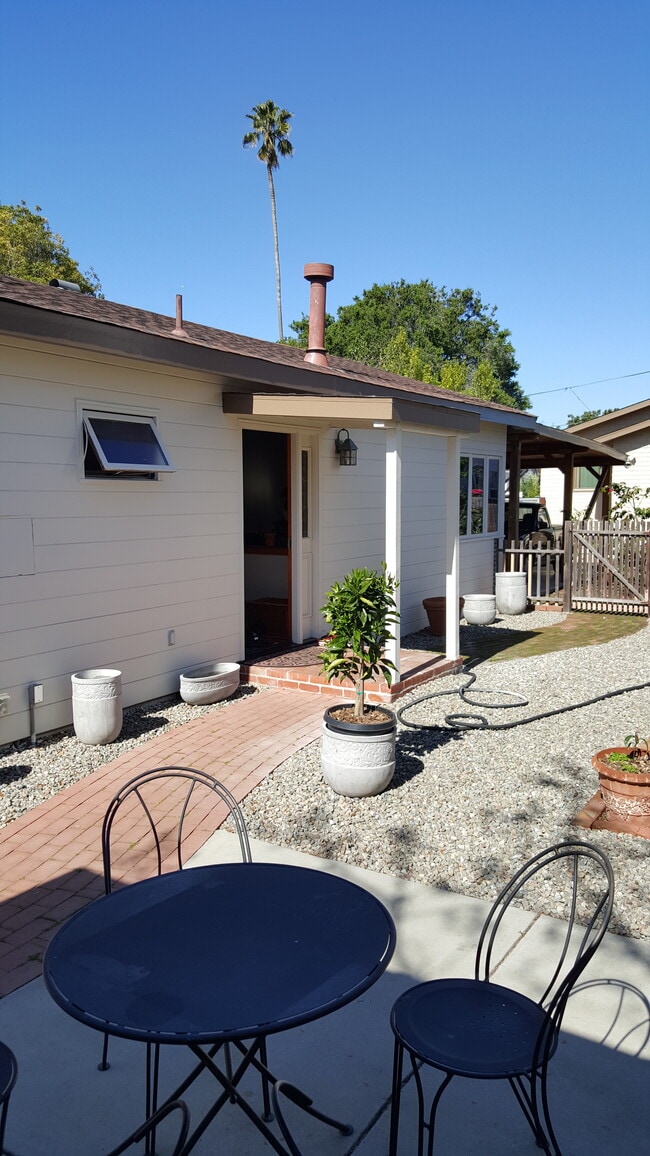 Entry & carport (right) - 710 S Fremont St Apartamentos Unidad 3
