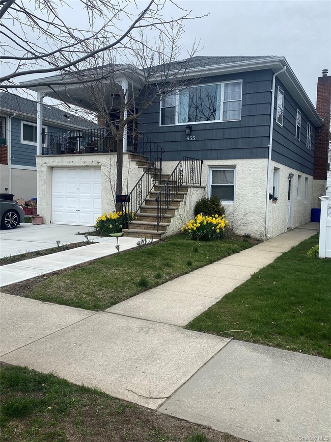 Building Photo - 655 E Walnut St Unit 1st fl