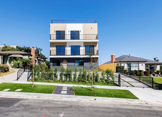 Building Photo - 1330 S Longwood Ave Unit #1332