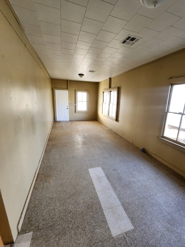 Photo - 1002 La Pl Ave