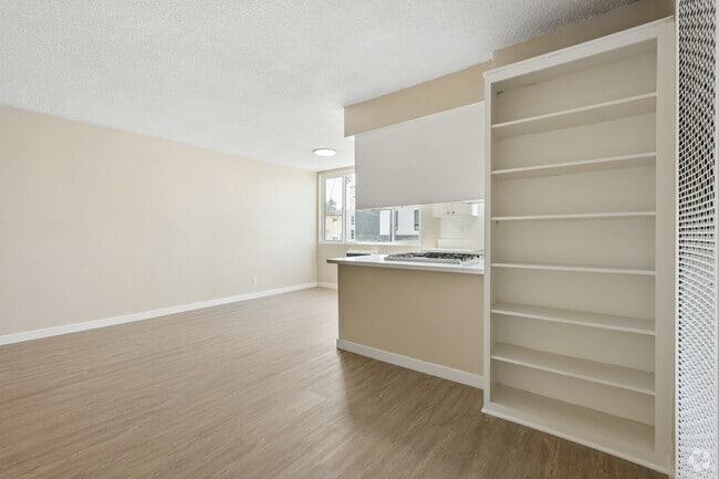 #205 - BUILT-IN BOOKSHELF! - 456 S Harvard Blvd
