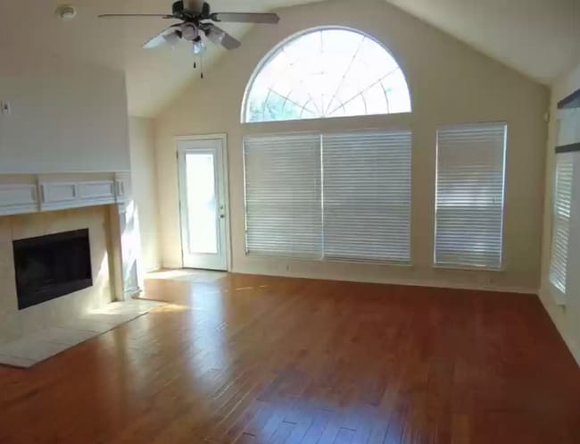 Photo - 1120 Mission Ln