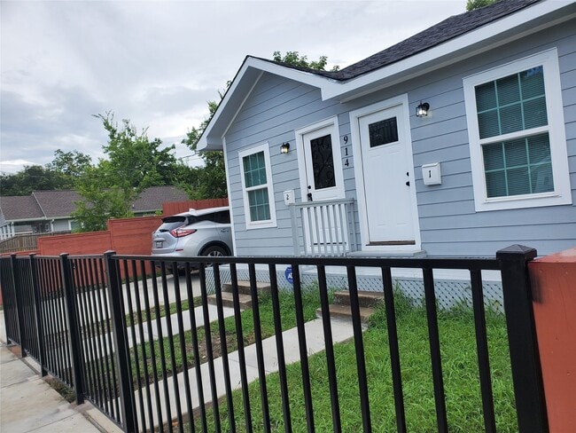 Building Photo - 914 E 32nd St