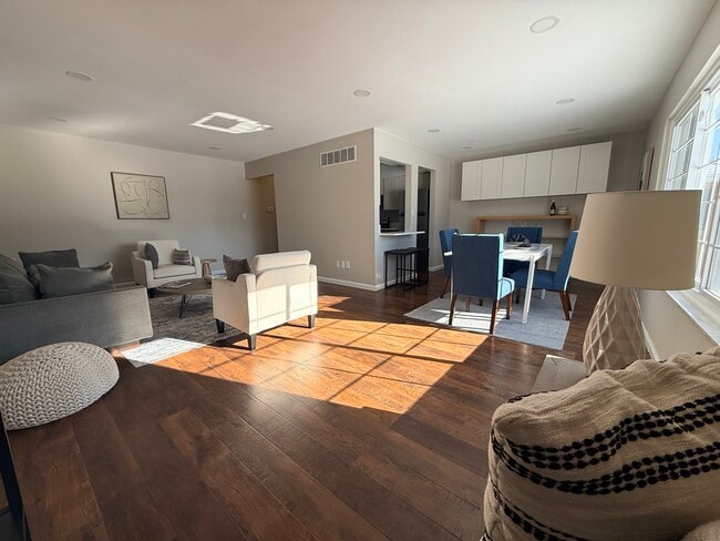 Photo - 670 E Fox Hills Dr Unidad 109