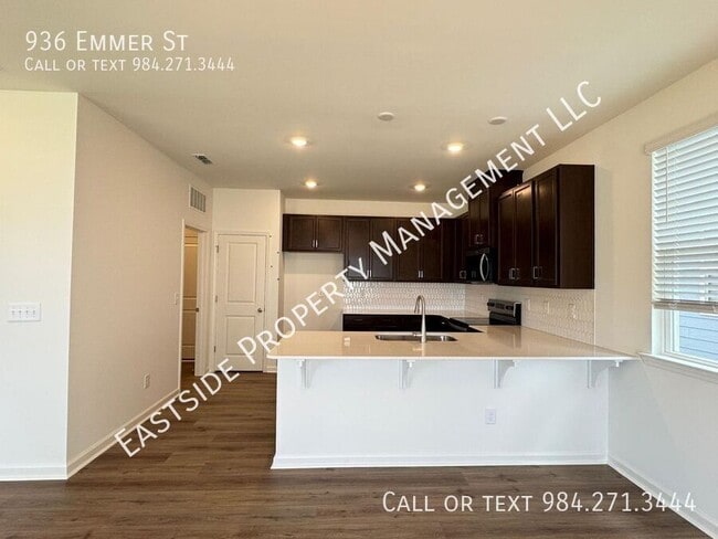 Photo - 936 Emmer St